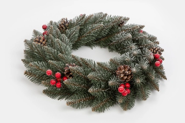 Vianočný veniec smrek zdobený a omrznutý 40 cm – Dekoračný adventný veniec so šiškami a bobuľami ilexu